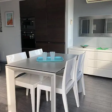 Edouard Vii : Centre, Terrasse Vue Degagee, Plage A 50 Metres Apartman